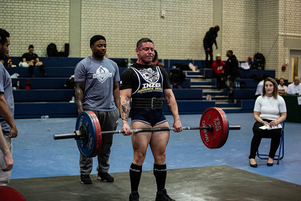 パワーリフティング大会でデッドリフトを引く男子選手