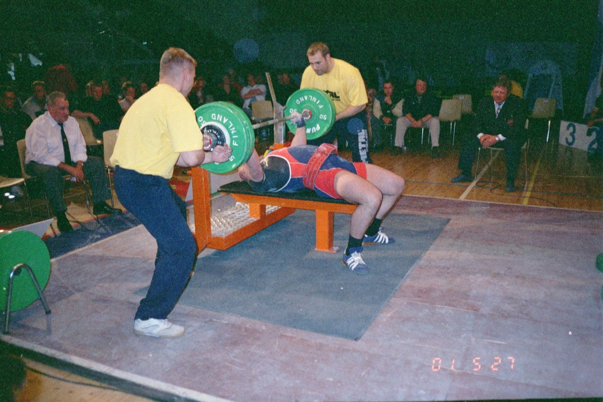 ベンチプレスの大会で240kgを挙げる選手と補助員。2001年ヘルシンキのヨーロッパ選手権