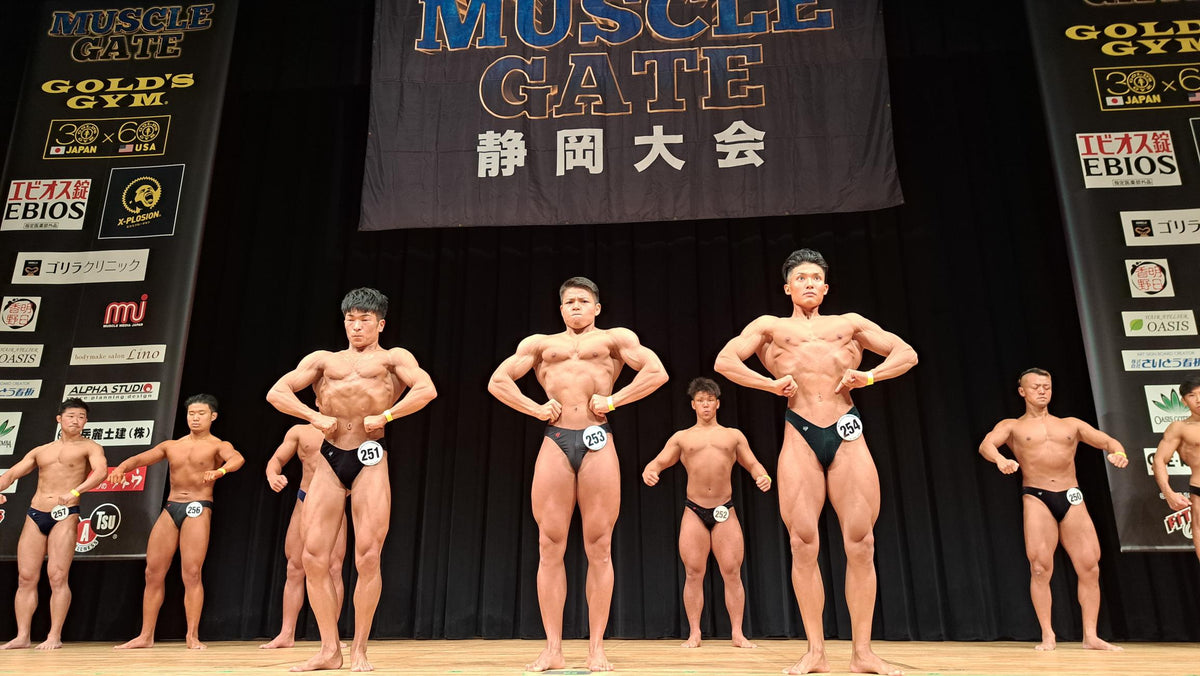 2025年マッスルゲート静岡大会のステージでポーズをとるボディビルの出場者