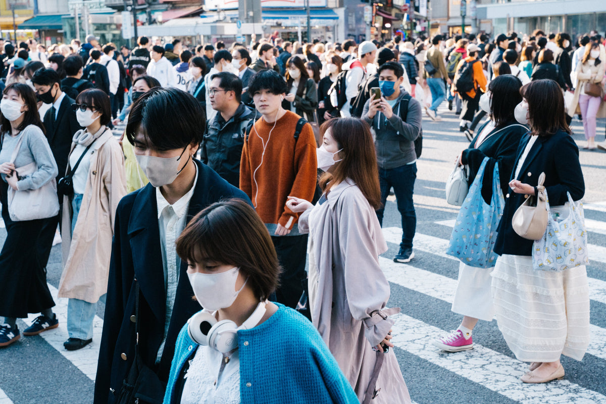 東京・渋谷のスクランブル交差点を歩いて渡る大勢の人
