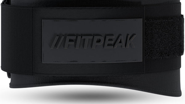 FITPEAK ナイロントレーニングベルトの正面。ロゴとベルクロ部分が写っている