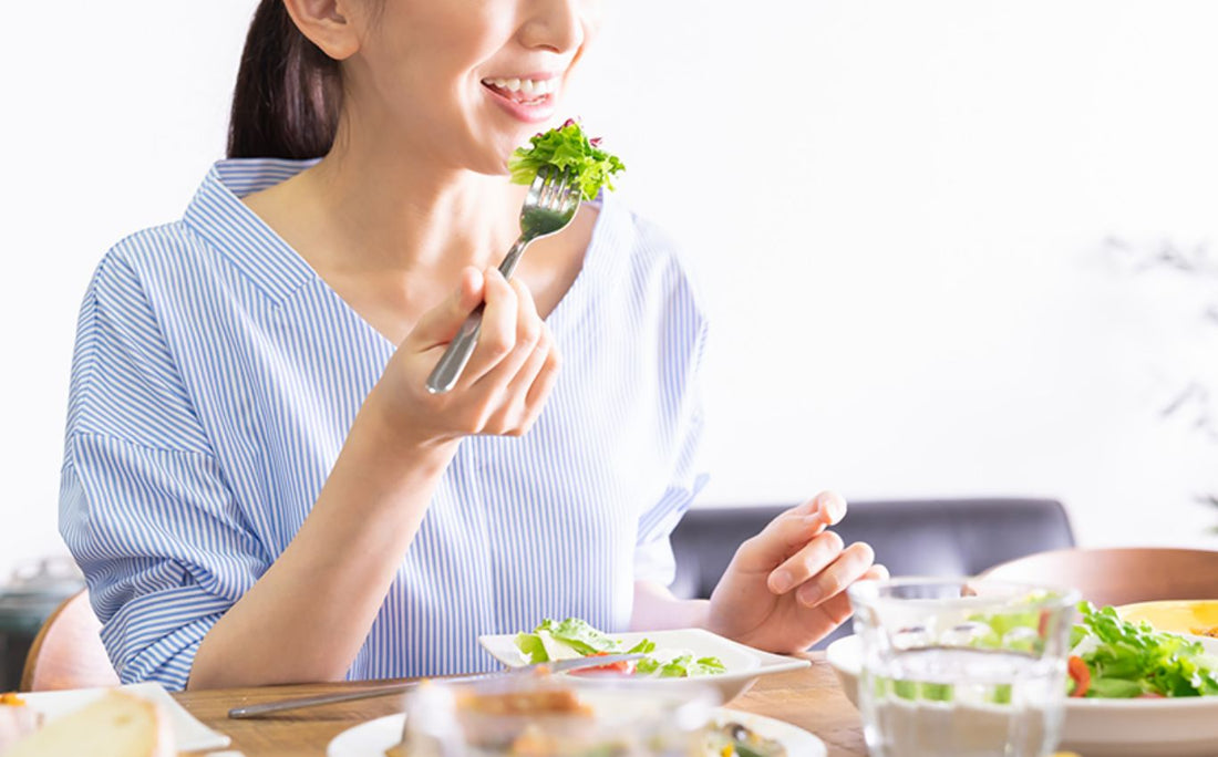 Live Fit公式サイトの食事指導の画像。サラダを食べる女性