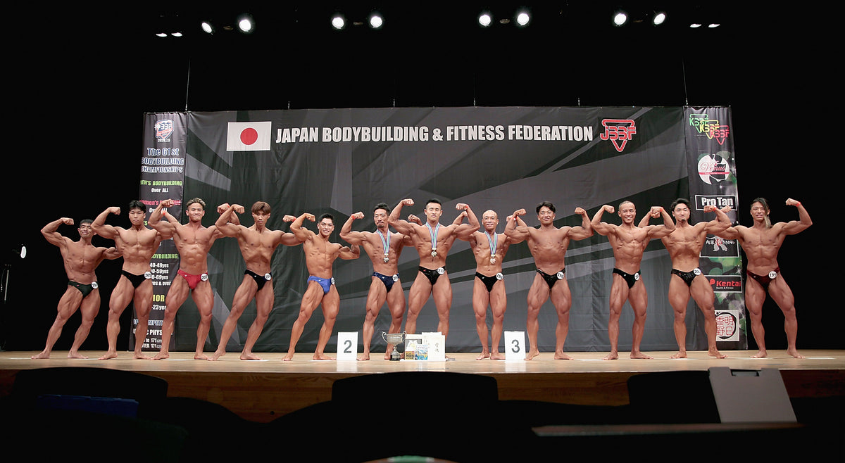 神奈川県ボディビル・フィットネス連盟の大会でステージに並ぶ男子ボディビルの選手たち