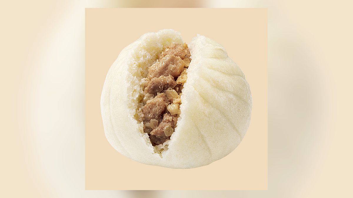 【ファミマ】極旨 黒豚まんは258kcal。たんぱく質9.5g、脂質7.7g