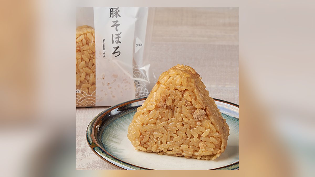 【ファミマ】豚そぼろおむすびは192kcal。たんぱく質4.5g、脂質2.2g