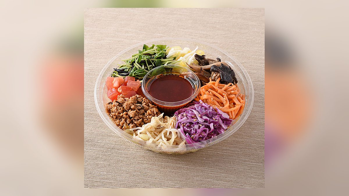 ファミマの8品目のナムルと野菜のビビン麺の写真（公式サイトより）