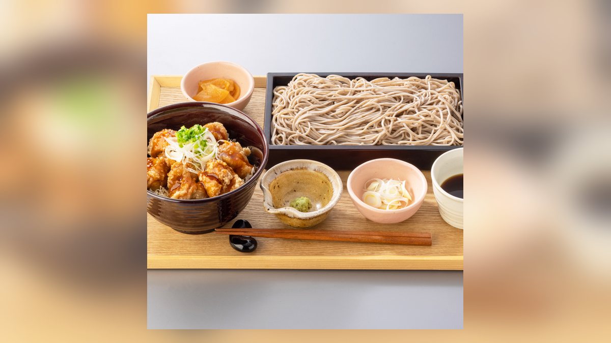 【大戸屋】甘からだれの鶏竜田丼と麺のセットのたんぱく質は50g。42品中3位
