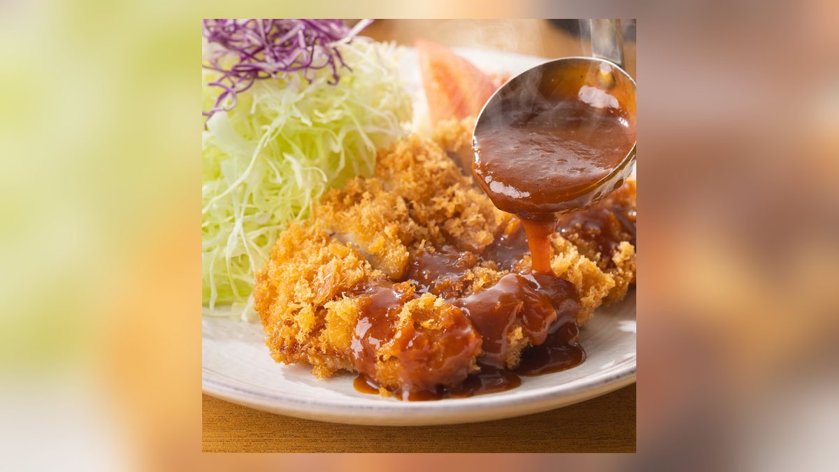大戸屋のデミグラスチキンかつ定食の写真（公式サイトより）
