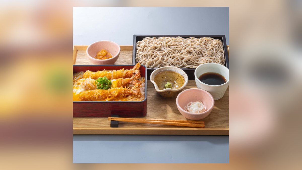 大戸屋の海老の玉子とじ重と麺のセットの写真（公式サイトより）