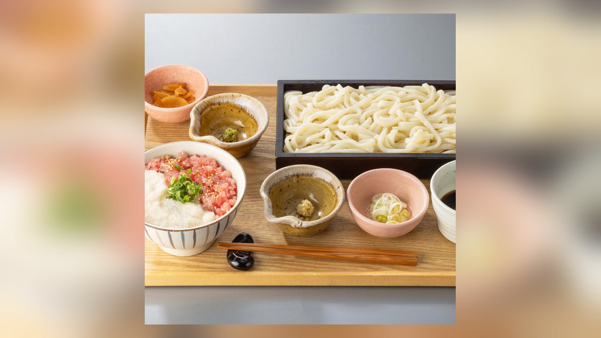 大戸屋のまぐろとろろ丼と麺のセットの写真（公式サイトより）