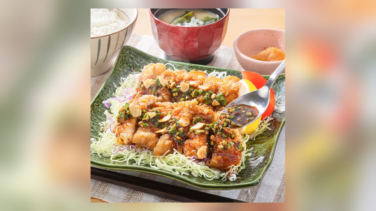 【大戸屋】生ニラだれの油淋鶏定食(白ご飯)はたんぱく質42.9g。10位