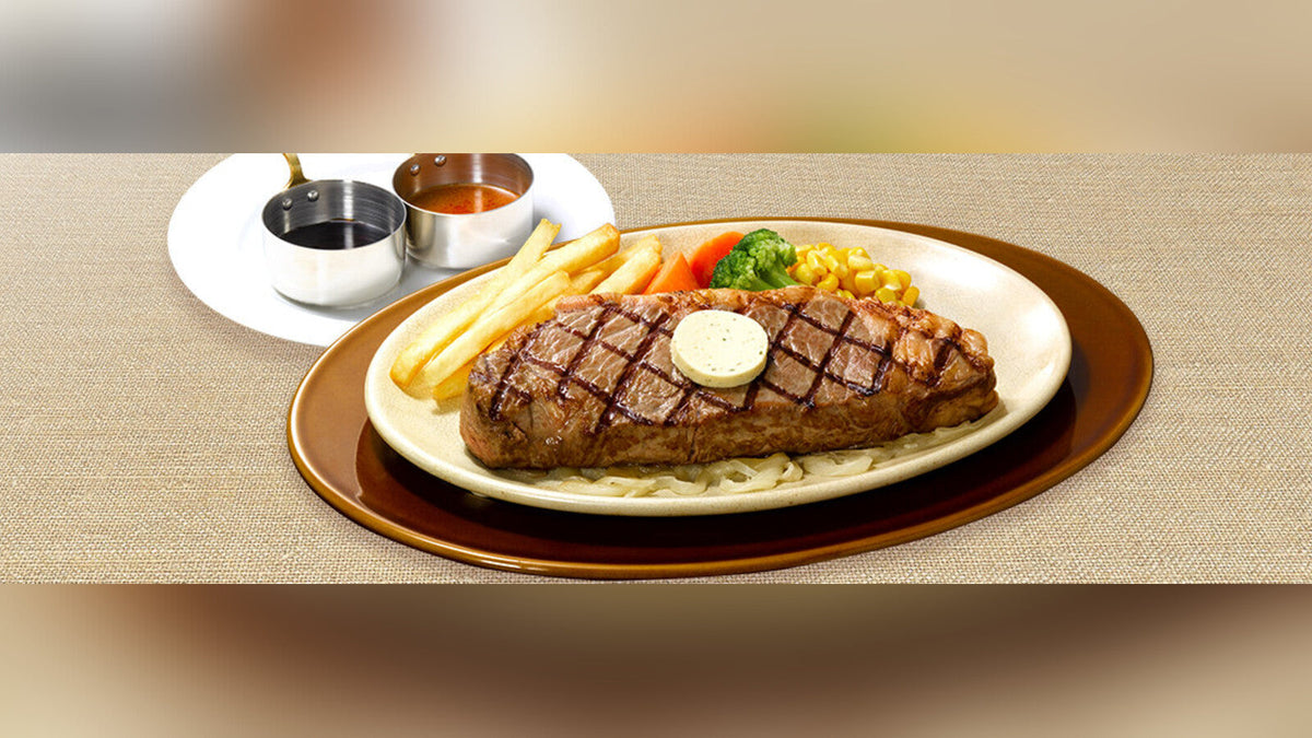 ロイヤルホストの450g厚切りワンポンドステーキ。外食でたんぱく質を多く取れるメニューの例