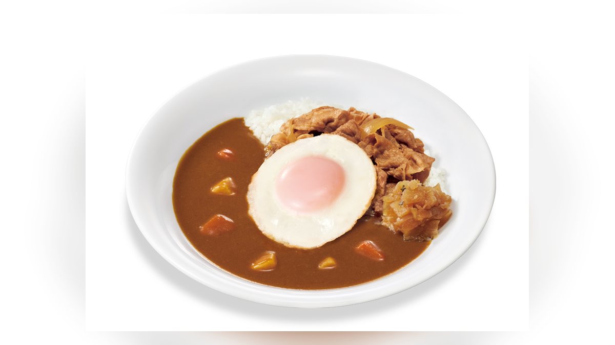 【すき家】目玉焼き牛カレー並盛のたんぱく質は29.9g。96品中39位