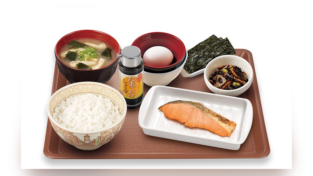 【すき家】焼鮭たまかけ朝食並盛のたんぱく質は30.4g。96品中35位