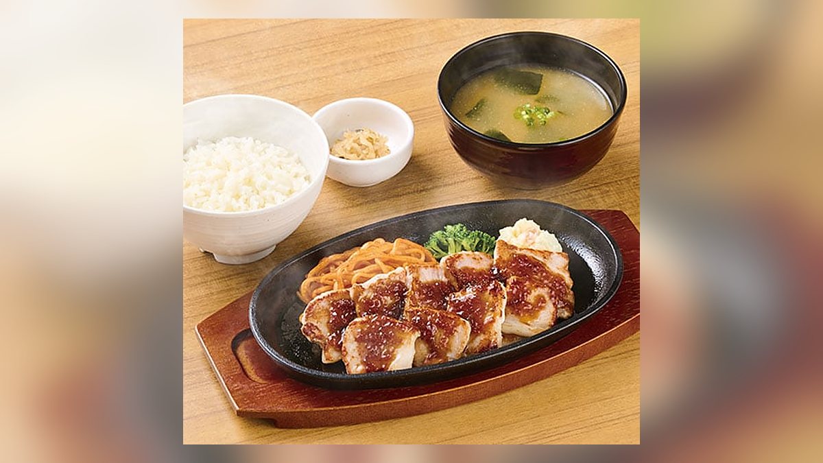 やよい軒の国産ポークカットステーキ定食…の写真（公式サイトより）