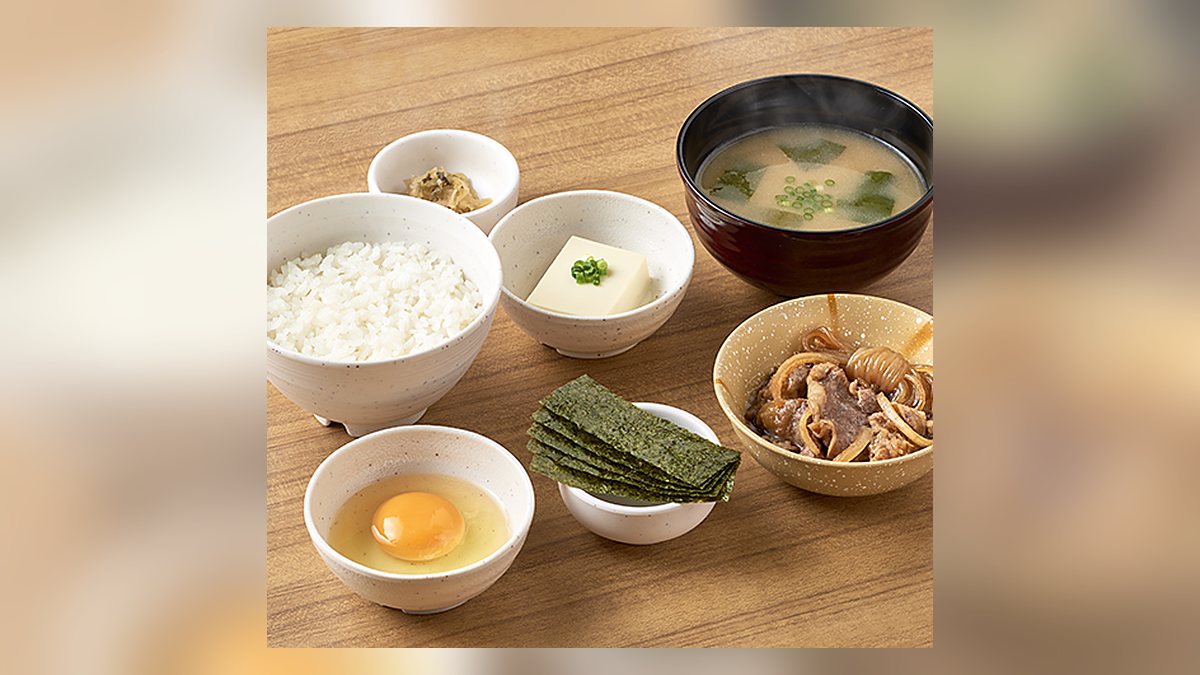 【やよい軒】ミニすき焼き朝食白米のたんぱく質は20.7g。53品中50位