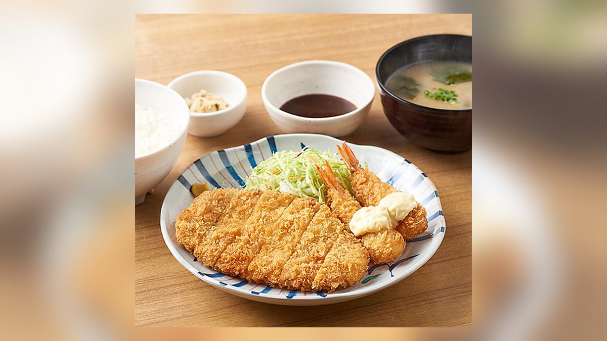 やよい軒のロースとんかつとエビフライの…の写真（公式サイトより）