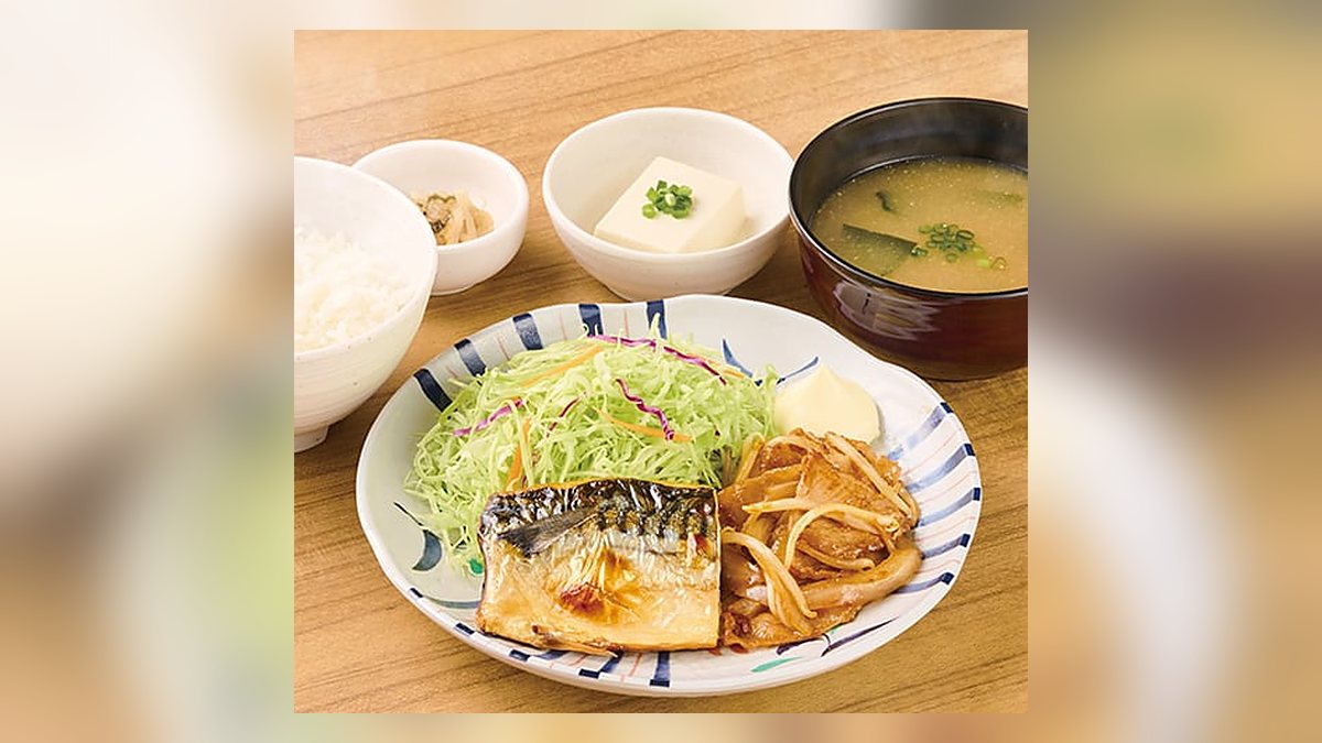 【やよい軒】サバの塩焼としょうが焼の定食白米はたんぱく質30.2g。37位