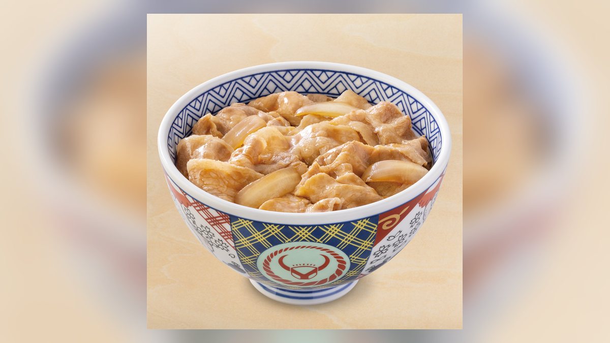 【吉野家】豚丼並盛は576kcal。たんぱく質14.4g、脂質18.6g