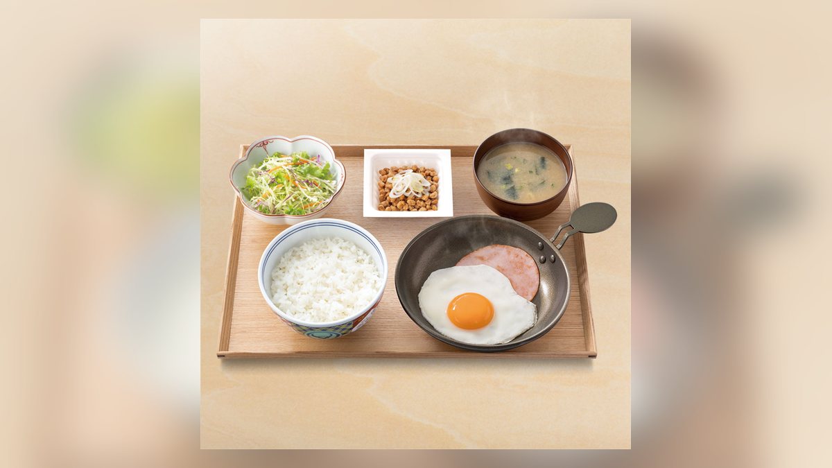 吉野家のハムエッグ納豆定食の写真（公式サイトより）