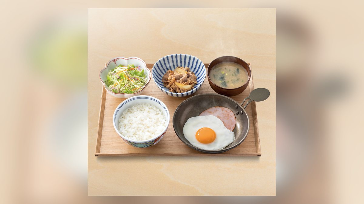 吉野家のハムエッグ牛小鉢定食の写真（公式サイトより）