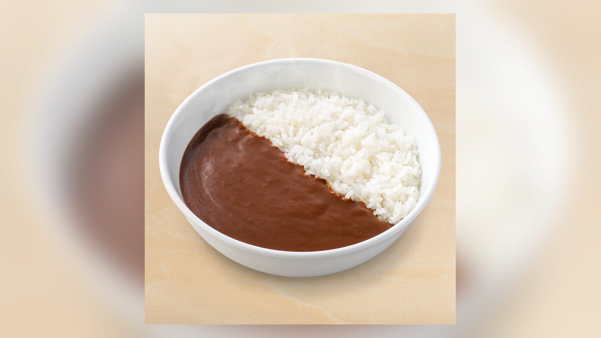 【吉野家】黒カレー並盛は480kcal。たんぱく質8.2g、脂質6.4g
