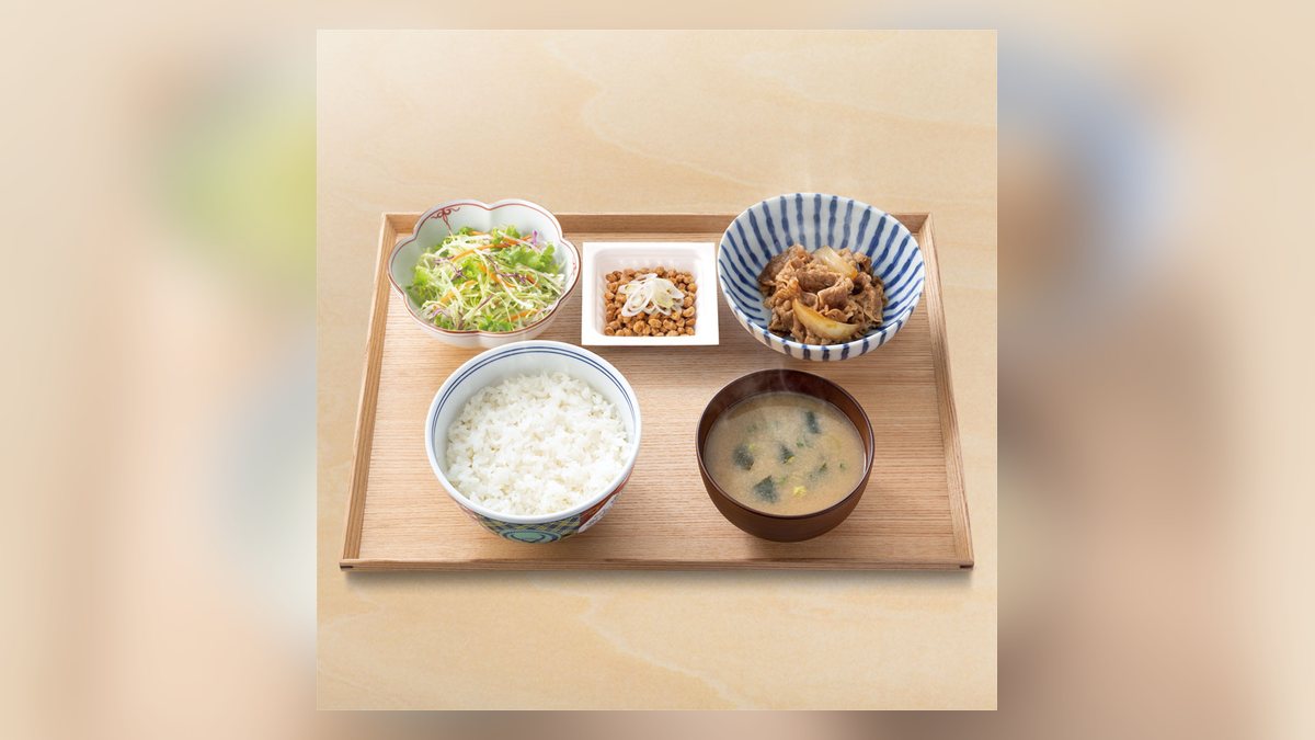【吉野家】納豆牛小鉢定食のたんぱく質は21.7g。51品中34位、脂質17.4g