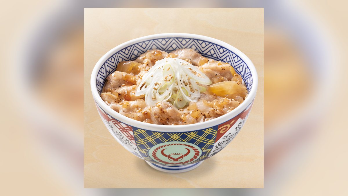 【吉野家】ねぎ塩豚丼並盛は592kcal。たんぱく質14.1g、脂質19.9g