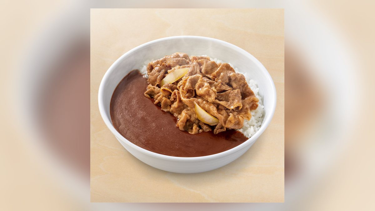 吉野家の肉だく牛黒カレー並盛の写真（公式サイトより）