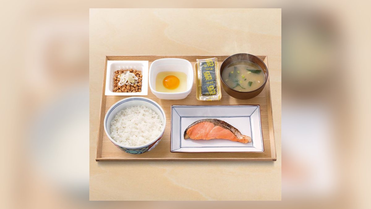 【吉野家】特朝定食(鮭)のたんぱく質は31.7g。51品中19位、脂質18g
