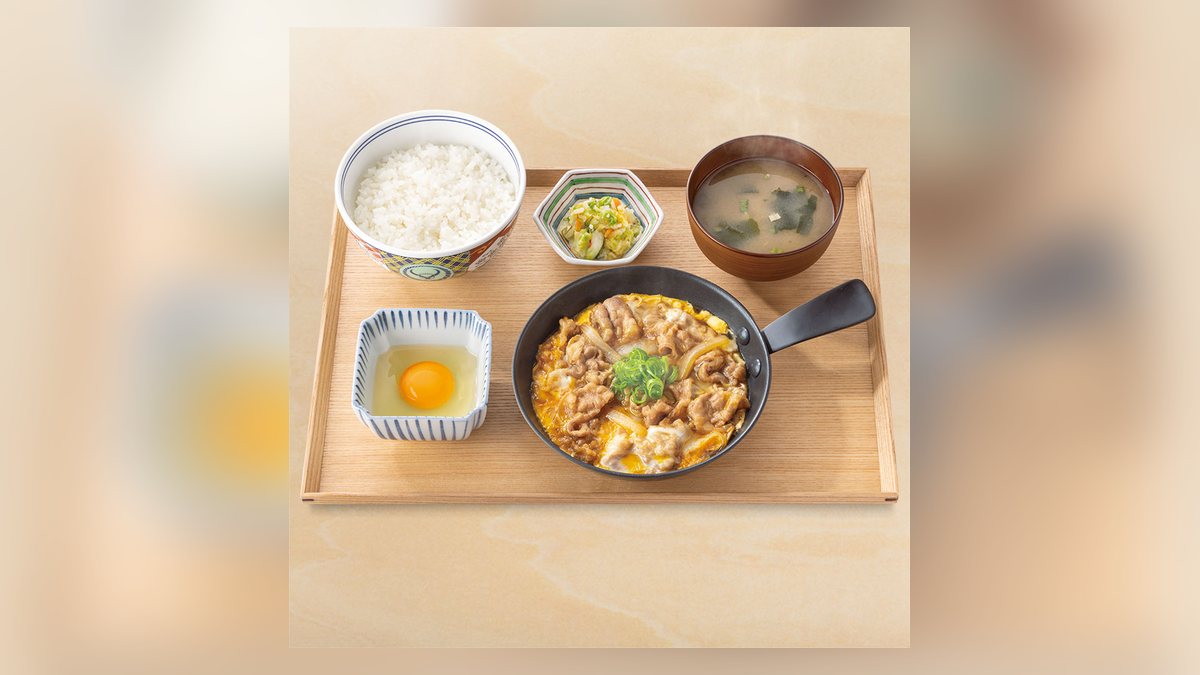 吉野家の月見牛とじ御膳並盛の写真（公式サイトより）