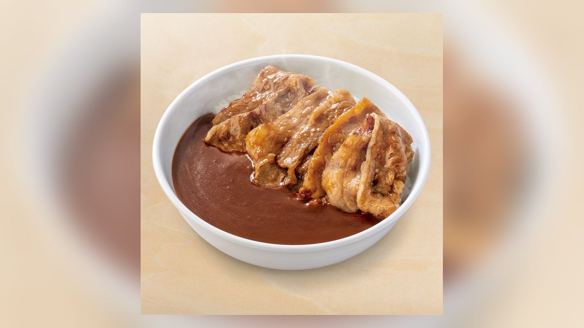 【吉野家】牛カルビ黒カレー並盛のたんぱく質は20.5g。51品中40位