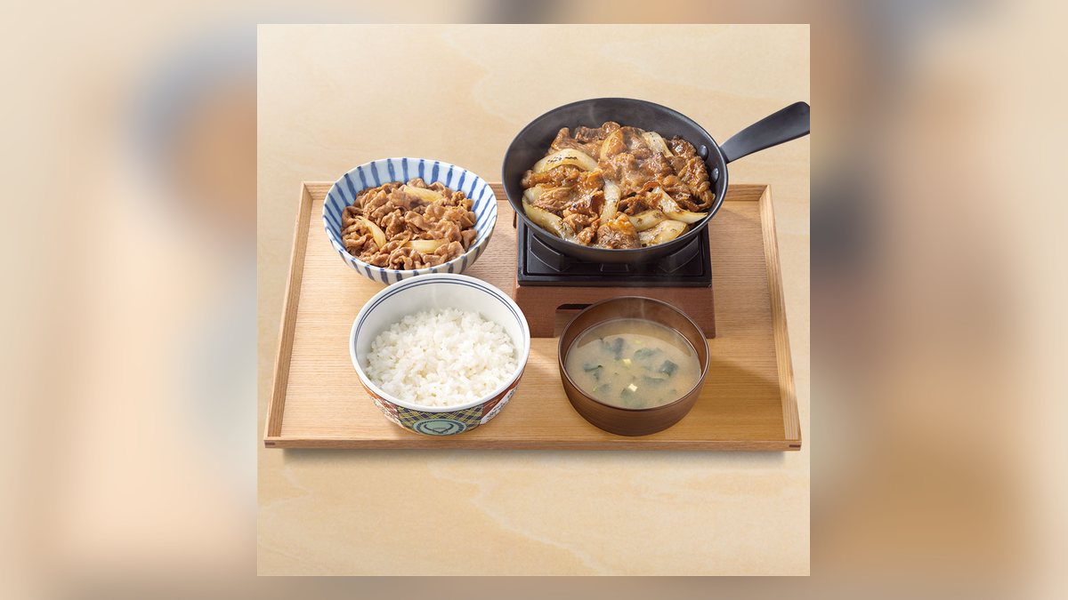 【吉野家】牛皿・牛鉄板焼肉定食のたんぱく質は40.5g。51品中6位
