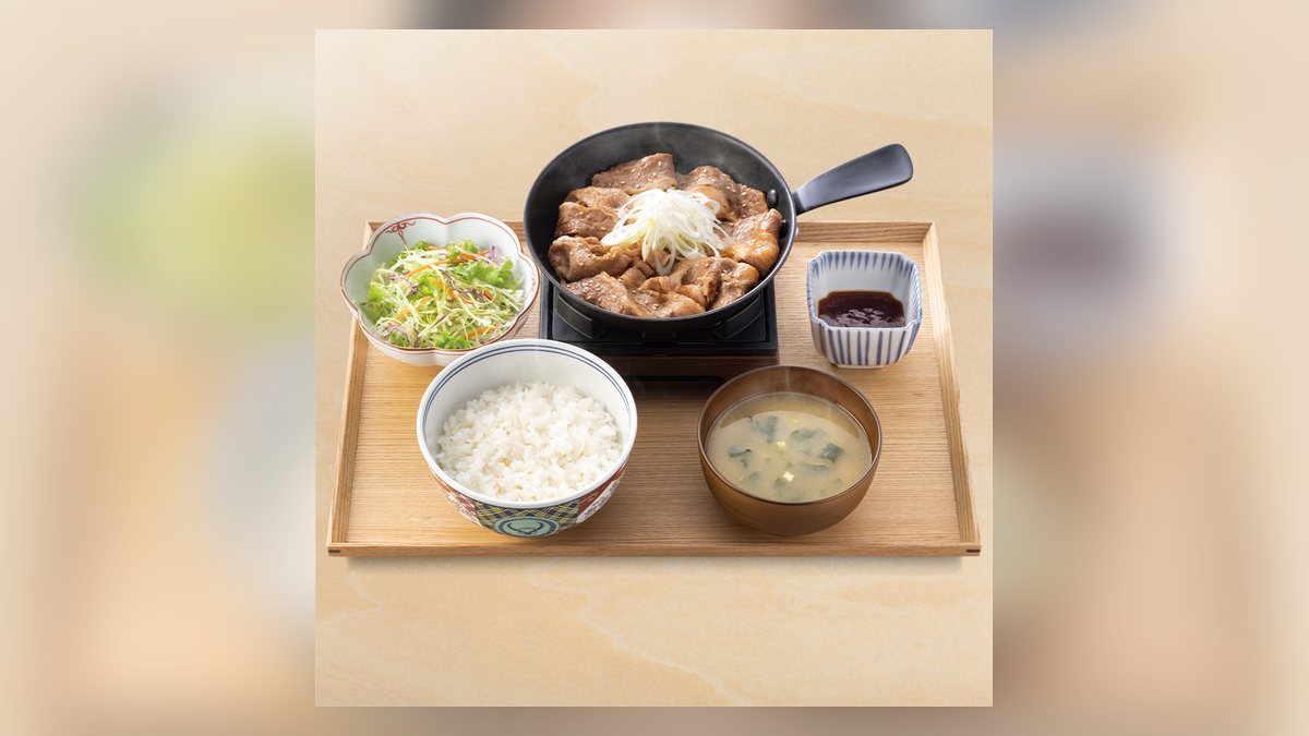 吉野家の牛鉄板カルビ定食の写真（公式サイトより）