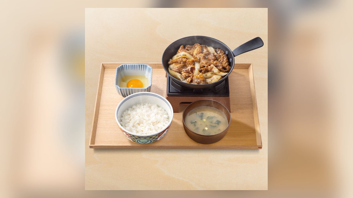 【吉野家】牛鉄板焼肉定食のたんぱく質は33.1g。51品中13位、脂質39.7g