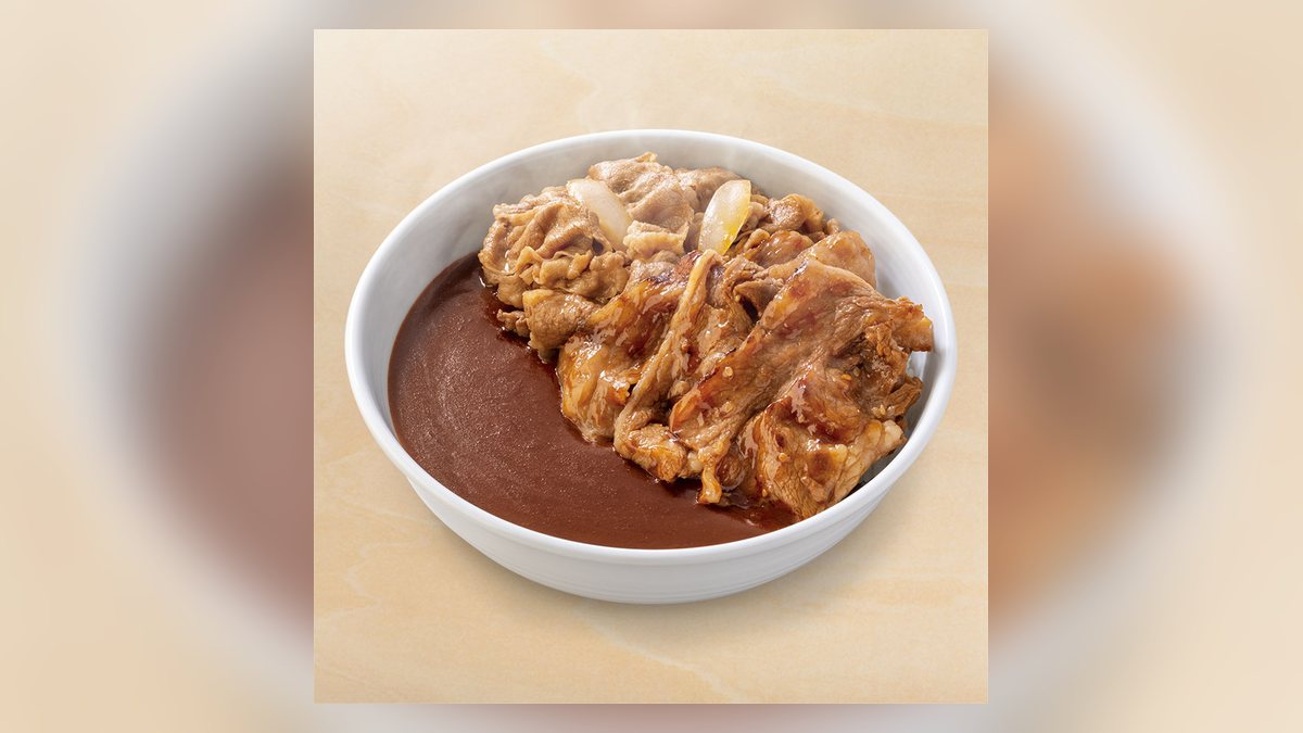 吉野家の牛×牛カルビ黒カレー並盛の写真（公式サイトより）