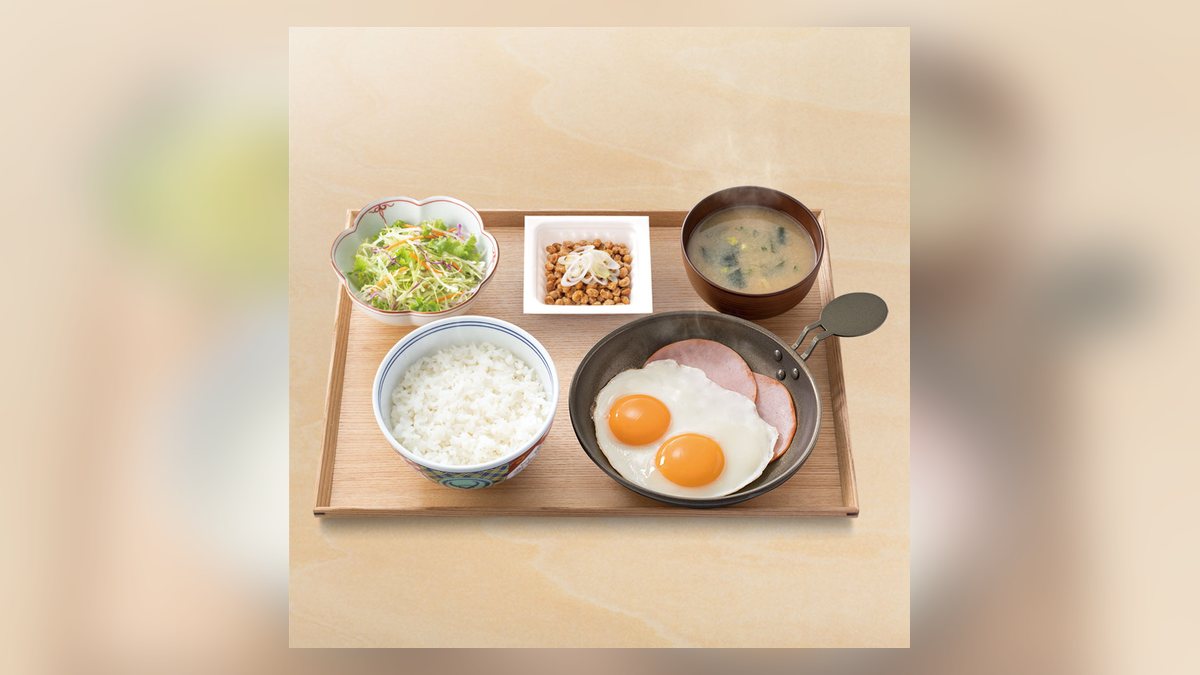 吉野家のWハムエッグ納豆定食の写真（公式サイトより）