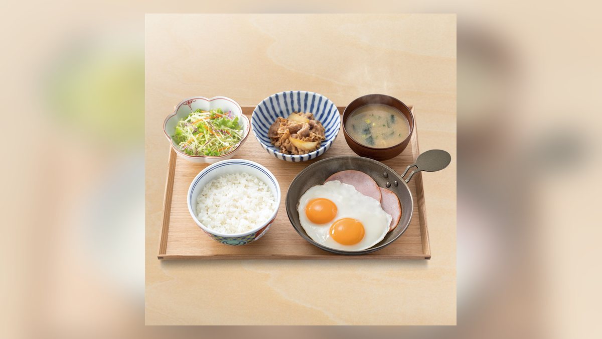 【吉野家】Wハムエッグ牛小鉢定食のたんぱく質は32.1g。51品中18位