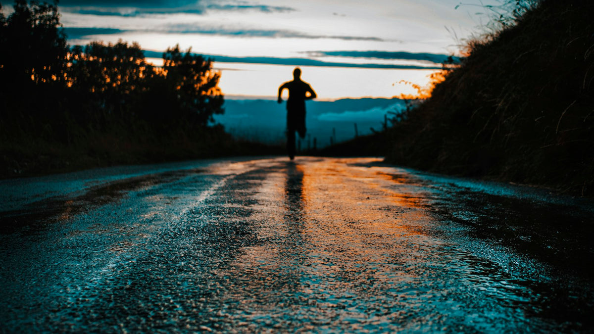 道路を走る人のシルエット