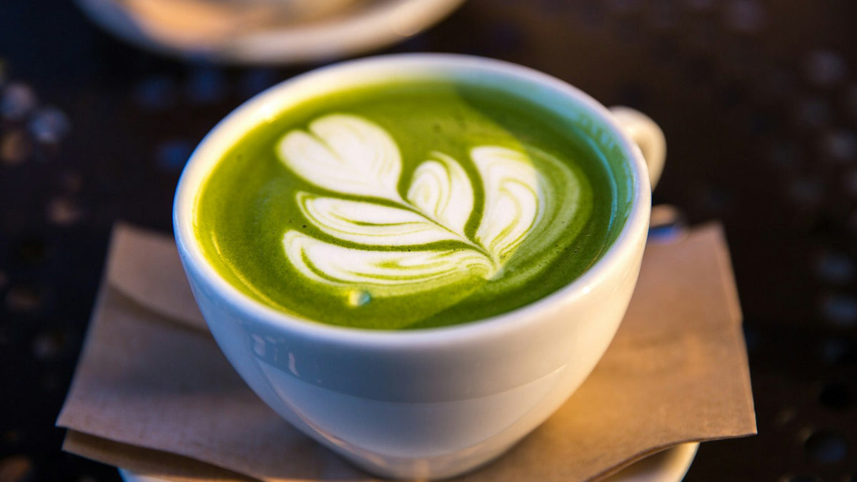 白い茶碗に入った抹茶