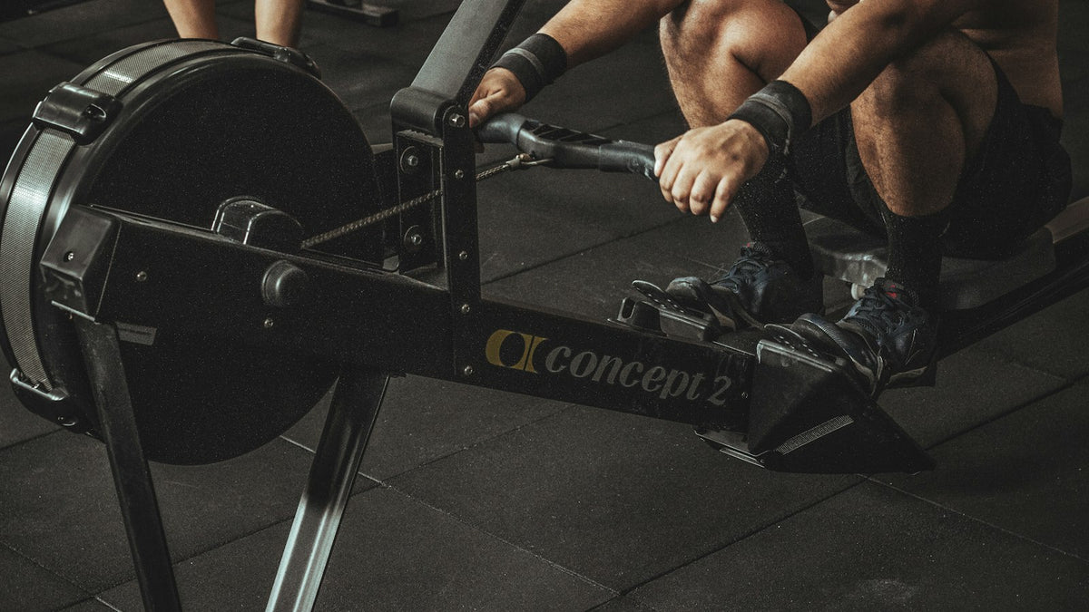 ローイングマシーンでトレーニングする人のイメージ