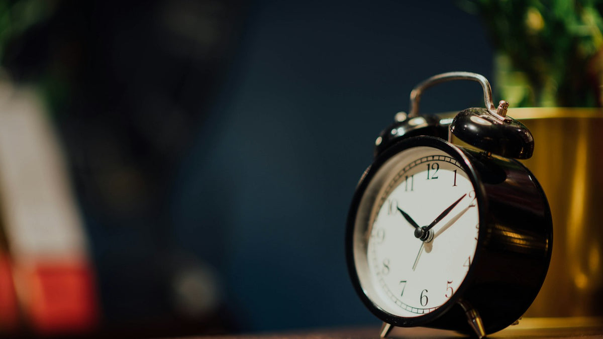 10時10分を指す目覚まし時計