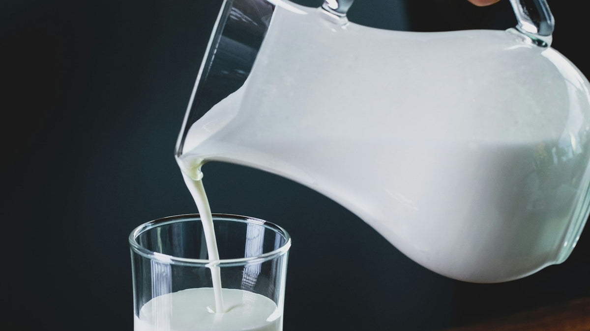 牛乳をグラスに注ぐ様子