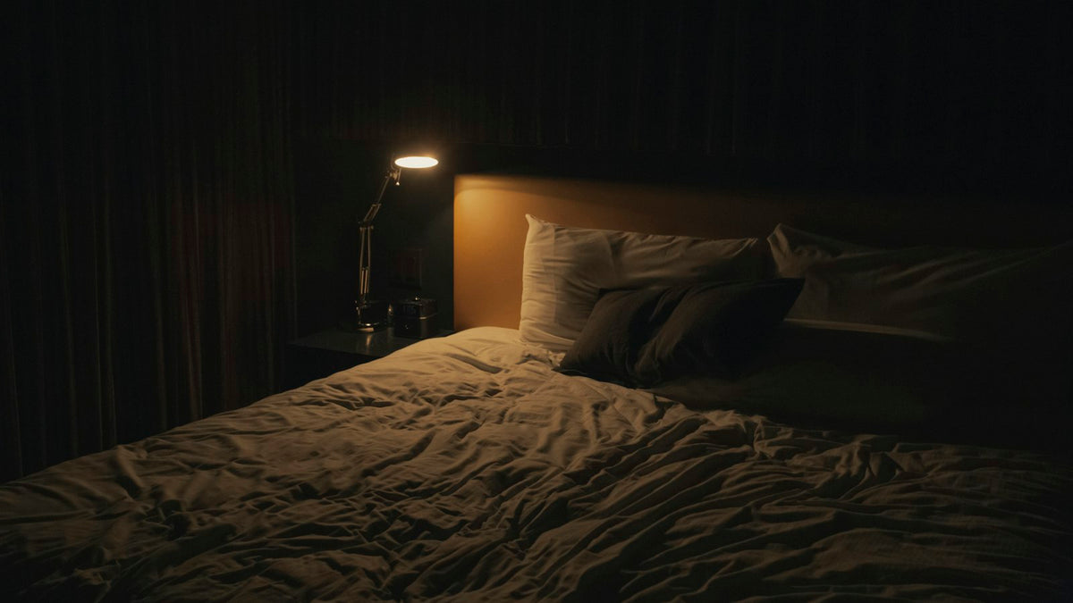 夜の寝室で眠る様子