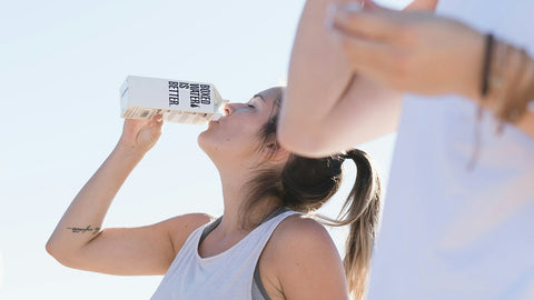 トレーニング中にボトルの水を飲む女性たち