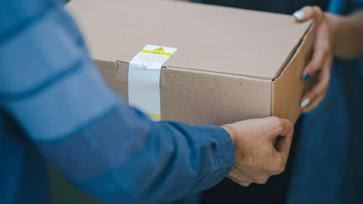 国際配送の荷物を確認する様子