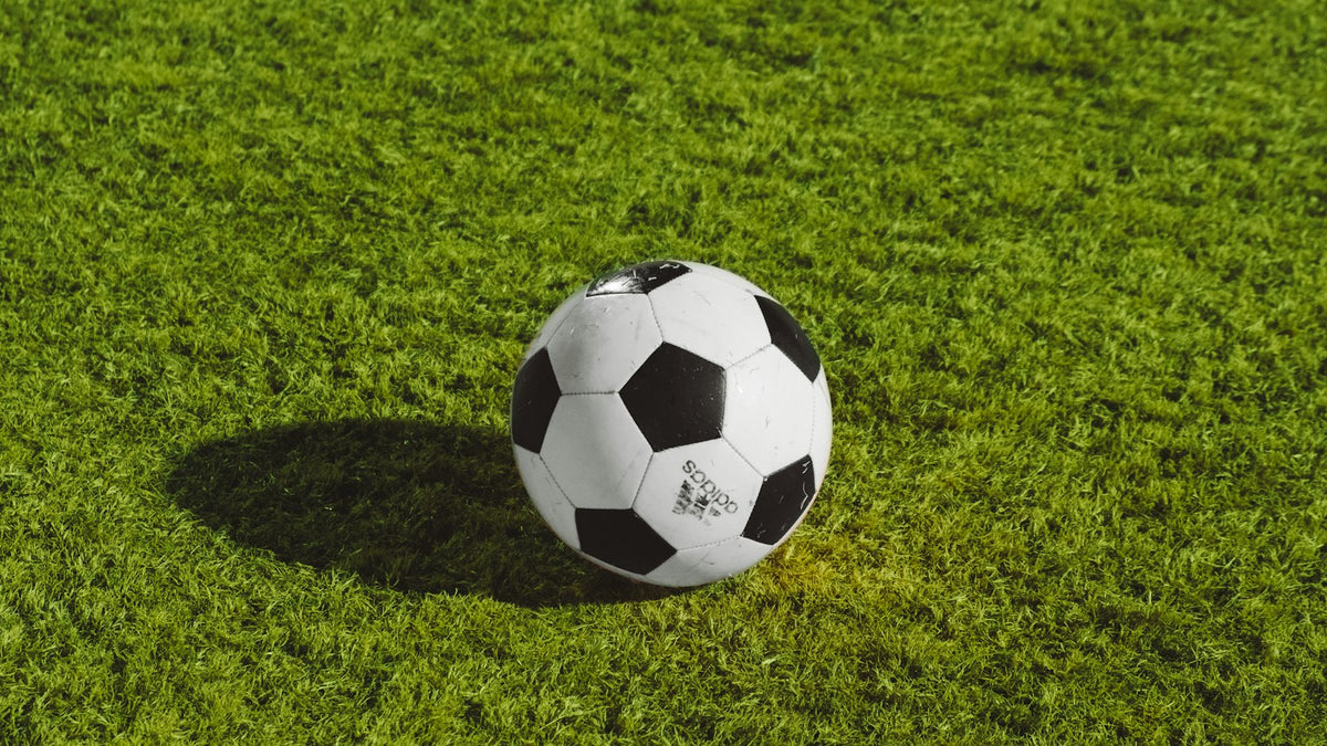 芝生の上のサッカーボール