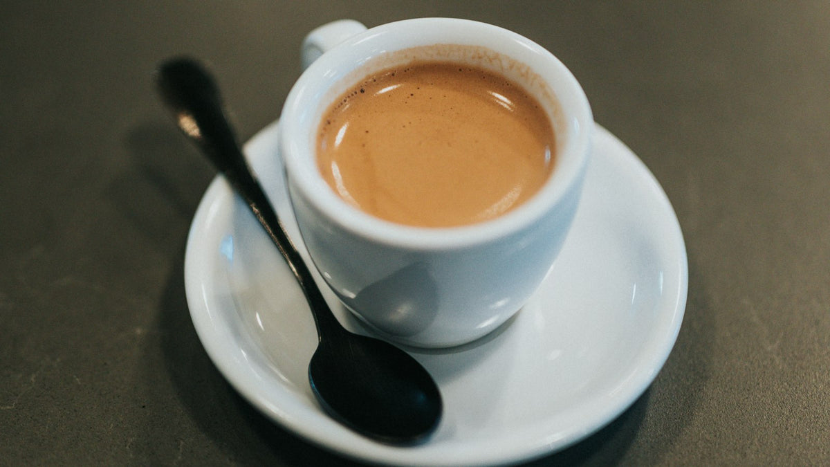 白いカップに入ったコーヒー