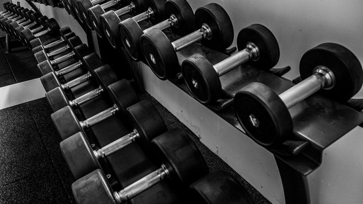 子どもの筋トレで筋肉は大きくなる？23研究・1,443人のメタ分析、思春期後に効果大