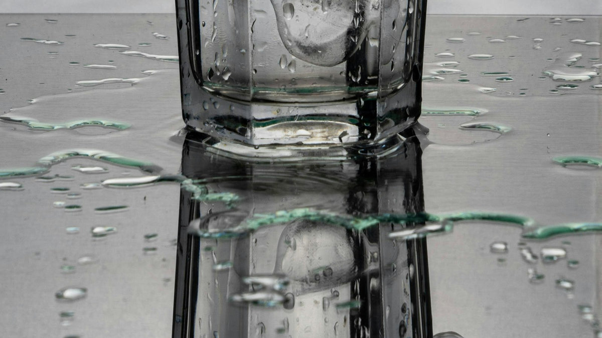 コップに注がれる水